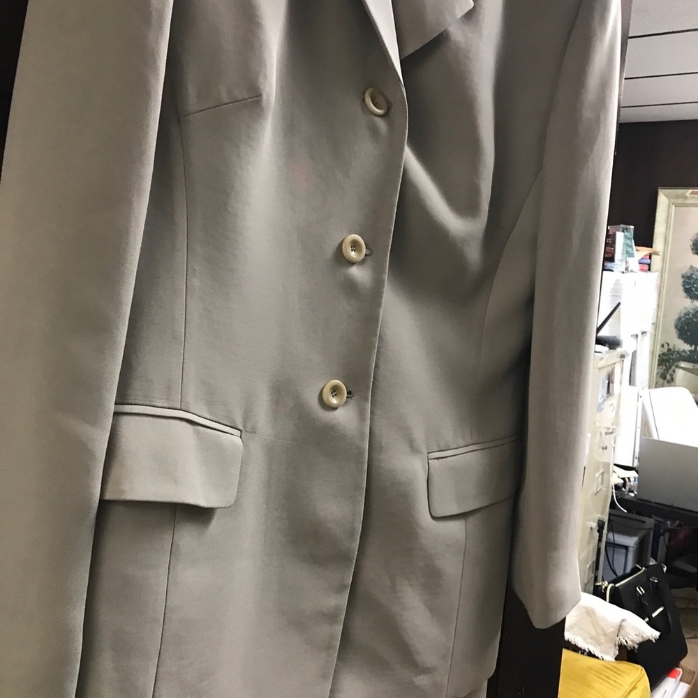 Elegant Beige Women's Suit Set - Picture 4 of 16